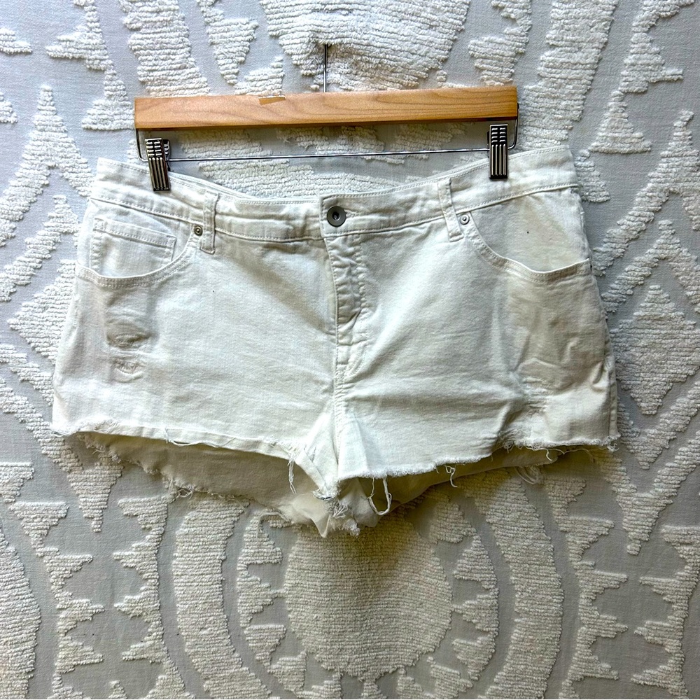 Terra & Sky White Raw Hem Cutoff Short Shorts 16W